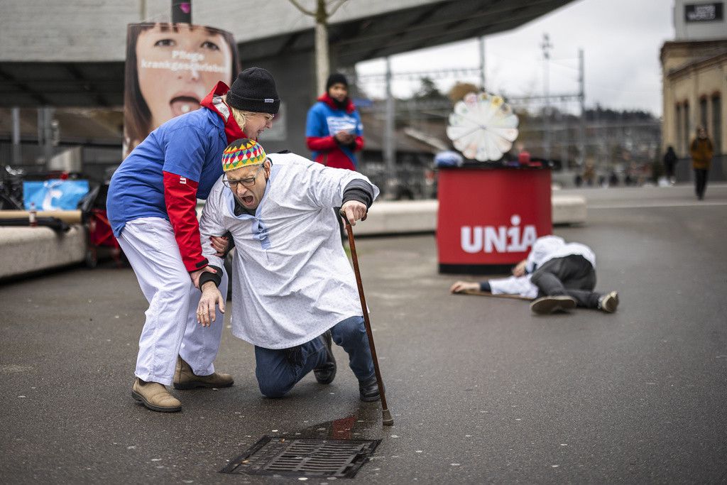Pflegende und Mitarbeiterinnen der Gewerkschaft Unia spielen waehrend eines Flashmobs ein Theater um auf die drohende Versorgungssicherheit aufmerksam zu machen, an einem Schweizweiten Aktionstag "Pflege krankgeschrieben: Wir haben die rettende Medizin!" auf dem Kesselhausplatz in Winterthur am Mittwoch, 22. November 2023. KEYSTONE/Michael Buholzer)