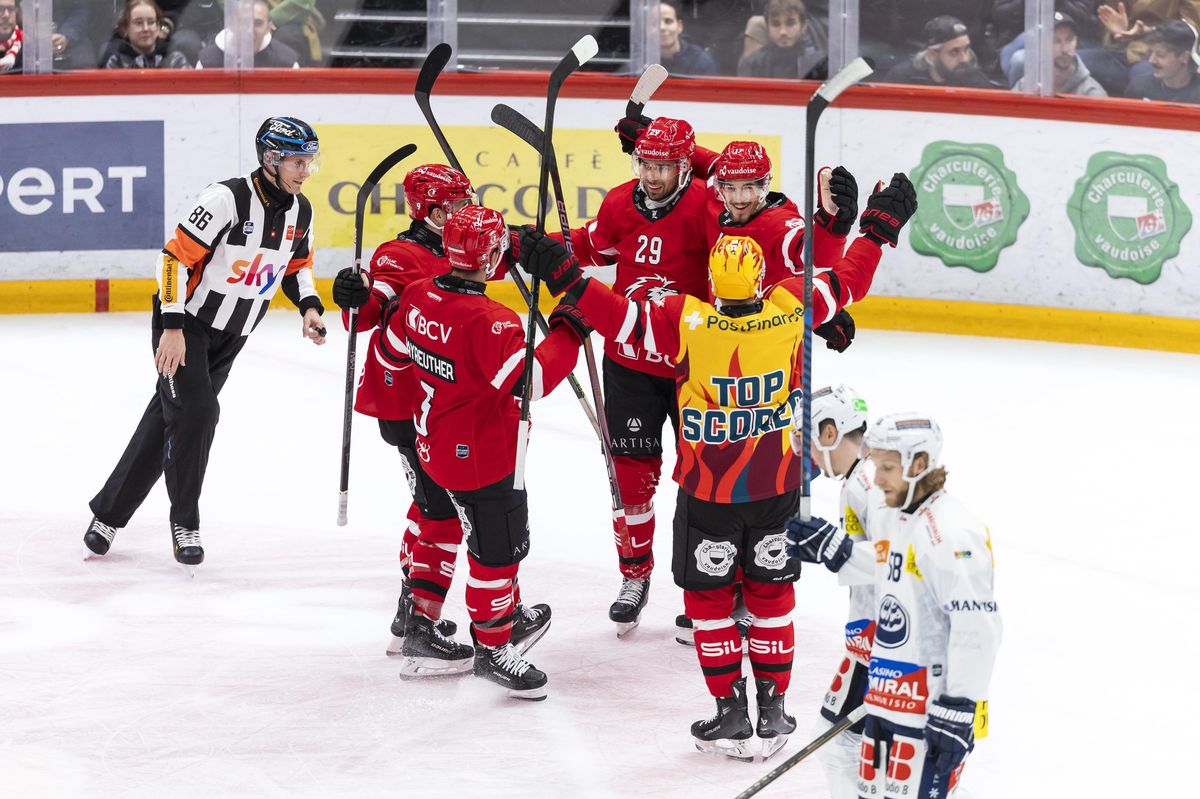 Joueurs du Lausanne HC célébrant un but lors d'un match contre le HC Ambri Piotta à la Vaudoise arena, Lausanne.