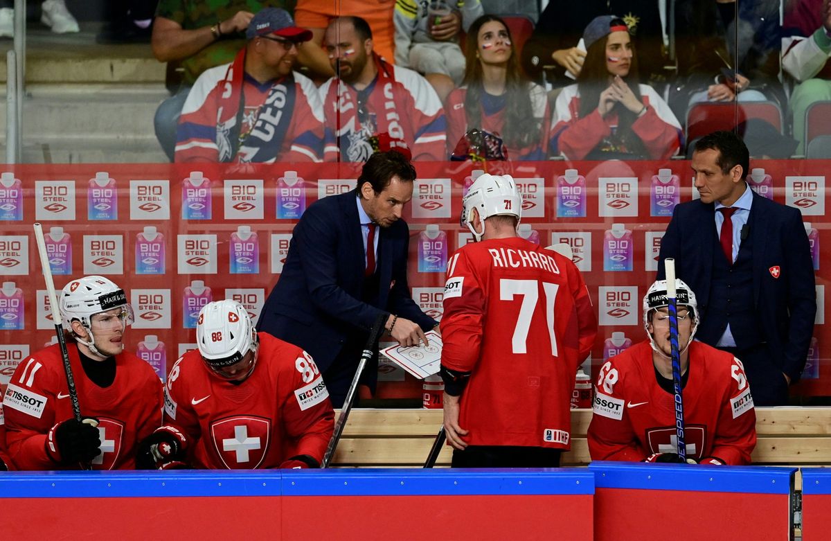 Switzerland's head coach Patrick Fischer (3rdL) speaks with Switzerland's forward Tanner Richard during the IIHF Ice Hockey Men's World Championships Preliminary Round - Group B match between Switzerland and Latvia in Riga, Latvia, on May 23, 2023. (Photo by Gints IVUSKANS / AFP)