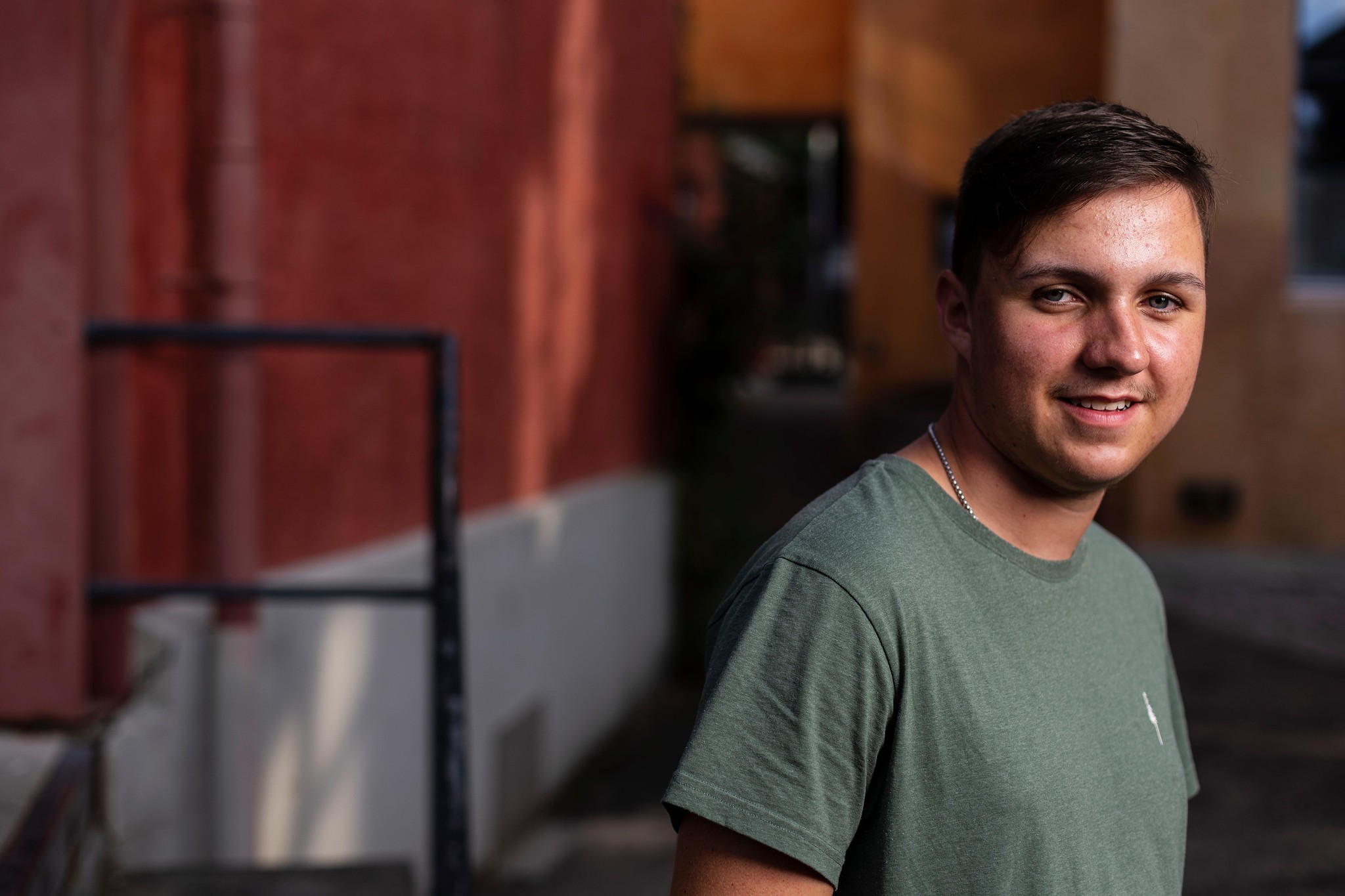 Fotograf Dario Kölliker posiert in Langenthal. Der erst 17-jährige Fotograf darf als jüngster Künstler am Festival Nomen est omen in Wangen a. d. Aare ausstellen, am 27.07.2022 Langenthal. ©