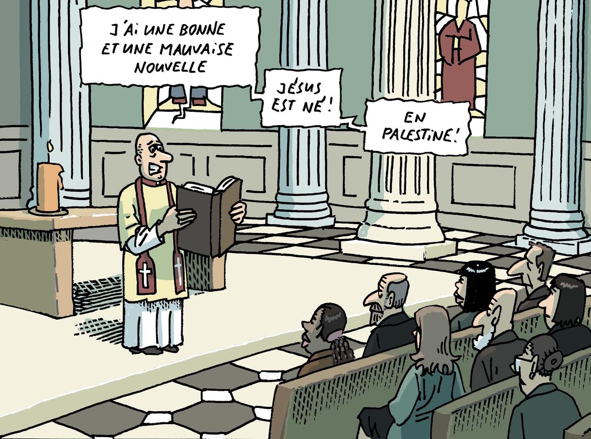 Un prêtre dans une église annonce à la congrégation que Jésus est né, ajoutant que c’est en Palestine, illustrant une scène humoristique.