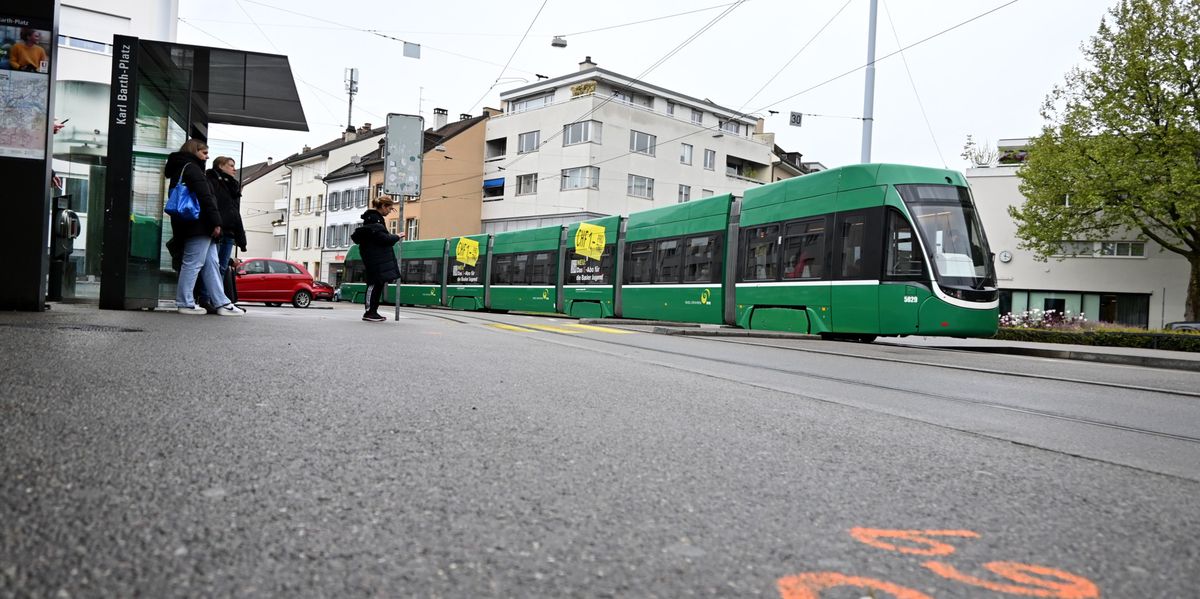 Tramverkehr-in-Basel-Blockierung-der-Linie-15-und-16-Ersatzbusse-im-Einsatz