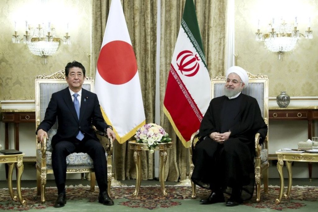 A Téhéran, Shinzo Abe veut atténuer la tension