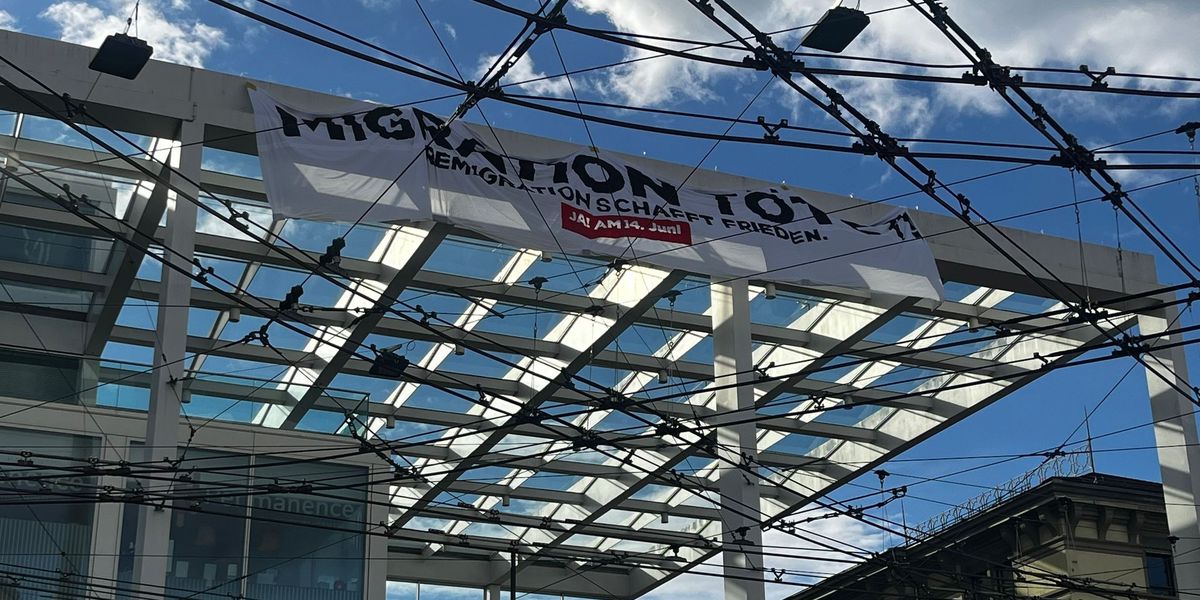 Illegale-Aktion-Rechtsextreme-besteigen-Bahnhof-Winterthur-und-bringen-Plakat-an