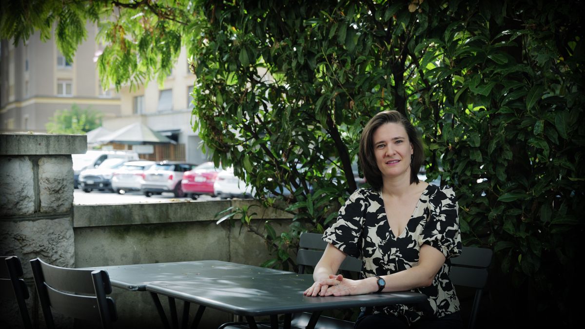 Justine Ruchat assise à une table en plein air à Champel, Genève, entourée de verdure, le 19 août 2024.