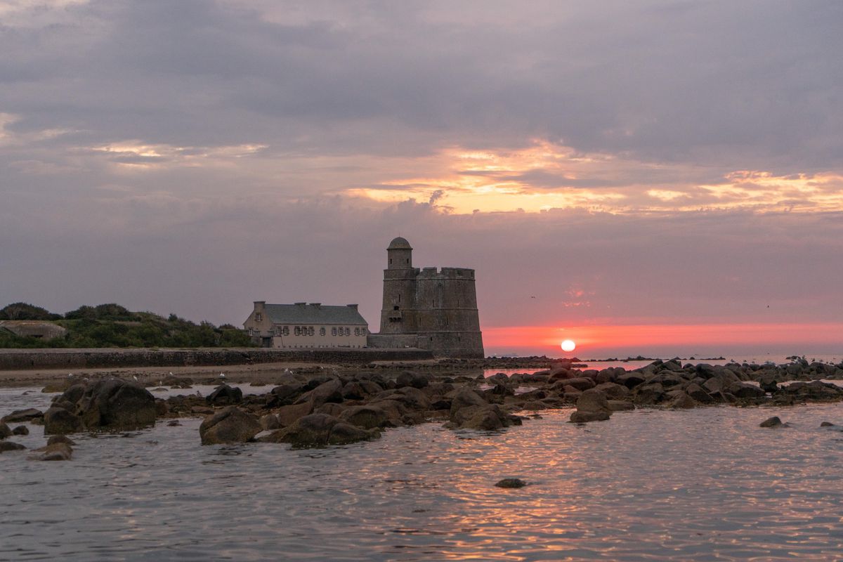L’île Tatihou et sa tour Vauban au soleil levant.