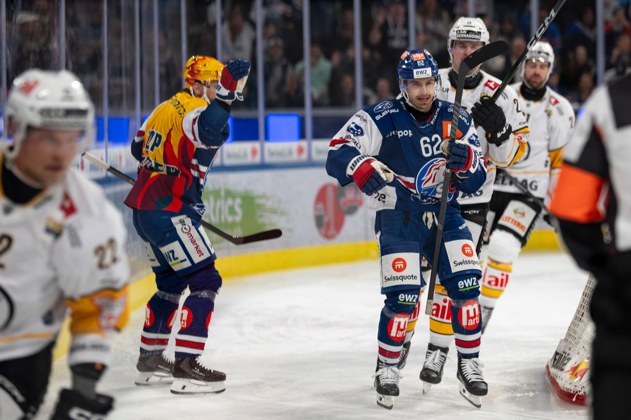 Denis Malgin (ZSC Lions, #62) jubelt nach seinem Tor zum 1:0 im Playoff-Viertelfinal gegen den HC Lugano in der Swiss Life Arena.