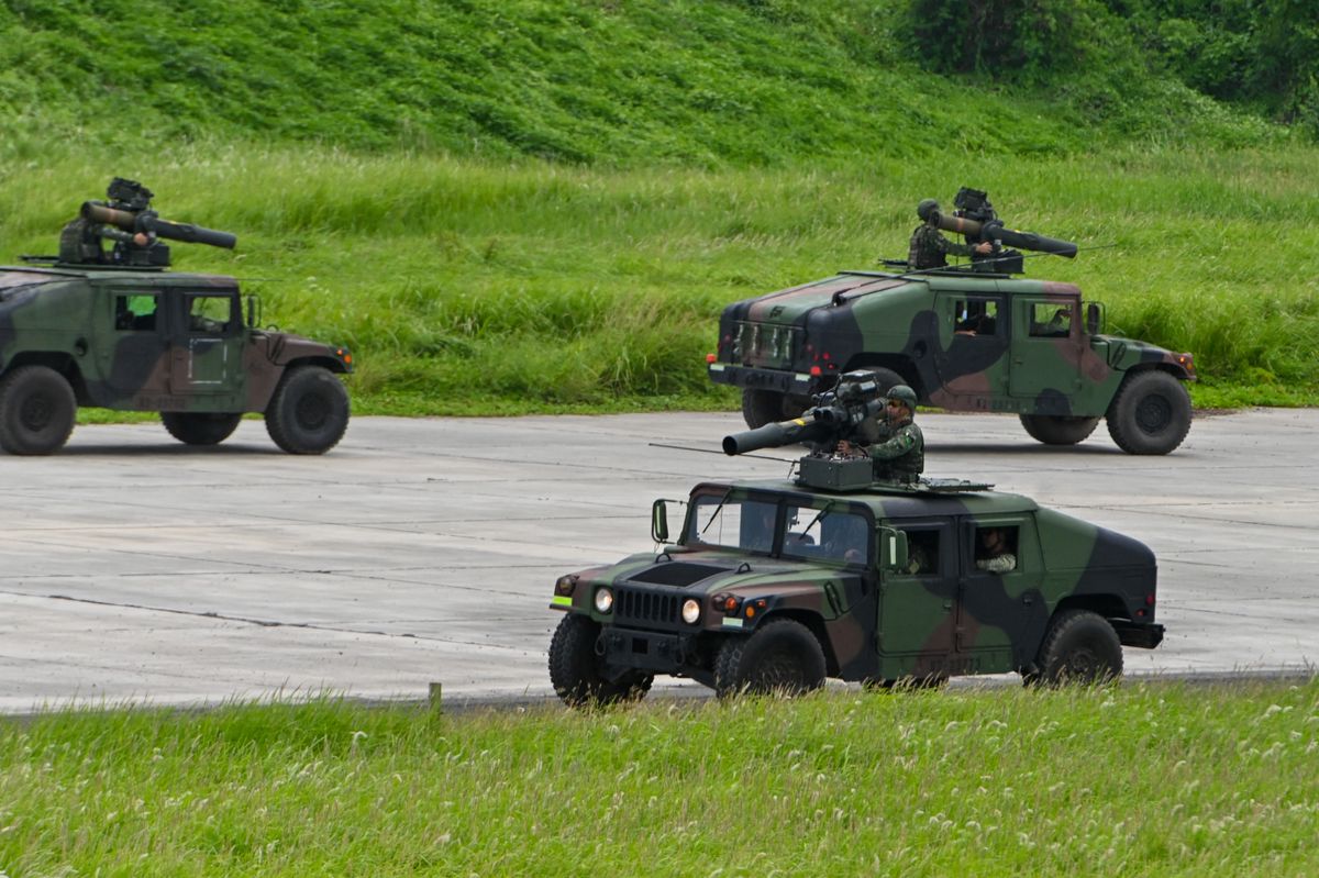 Des véhicules militaires équipés de missiles américains effectuent un exercice le 3 juillet 2023 dans la région de Pingtung.