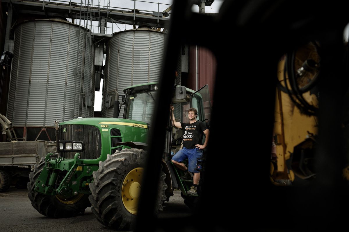 GMaxime Dethurens dans son fief de Laconnex. Il préside depuis trois ans l’Association des propriétaires de tracteurs. 