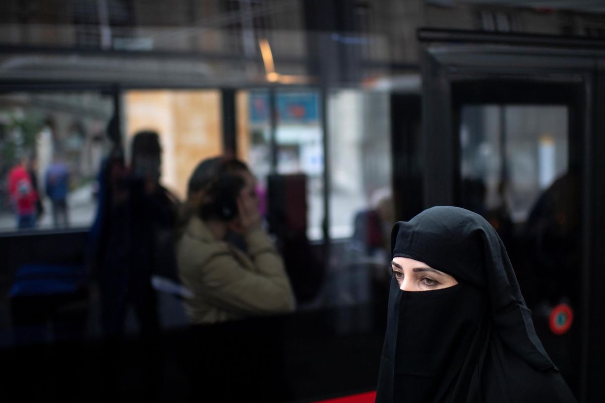 L’initiative «Oui à l’interdiction de se dissimuler le visage» vise notamment le bannissement du voile intégral. Ici une femme en niqab.