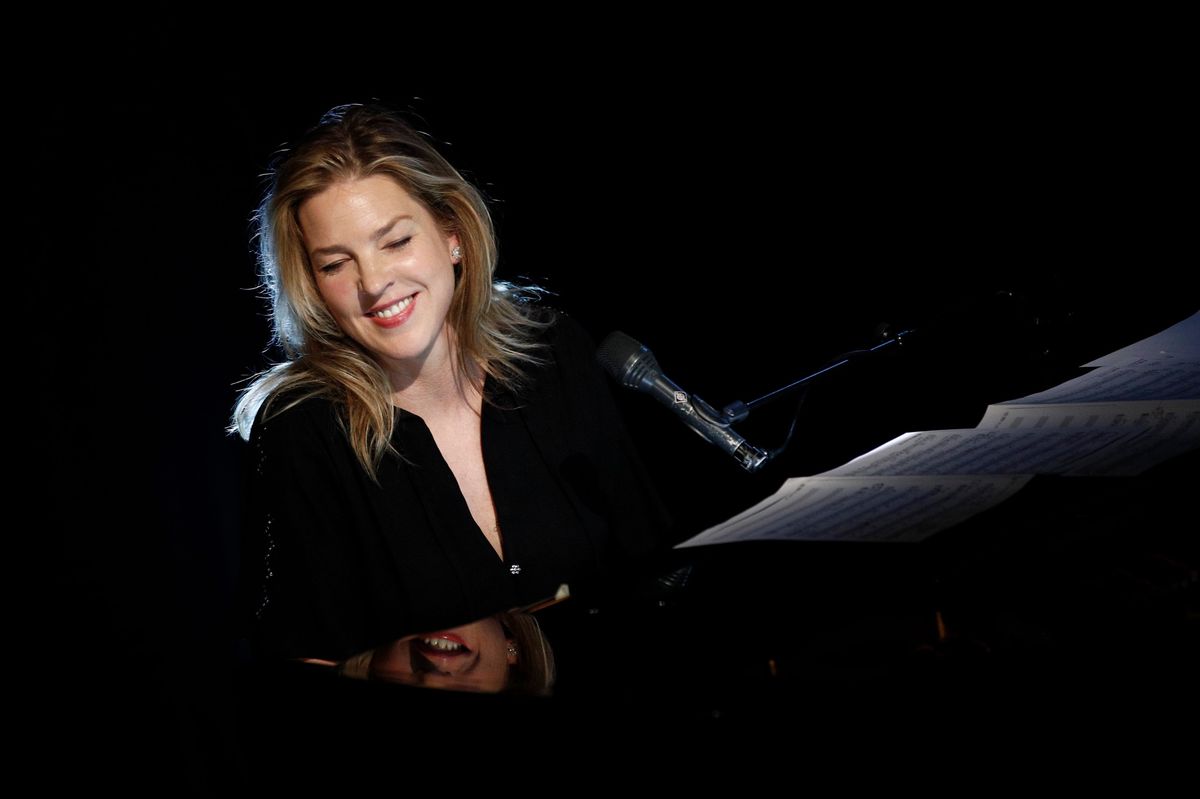 epa05958411 Canadian pianist and singer Diana Krall perfoms on stage during a showcase at Dejazet theater in Paris, France, 11 May 2017. EPA/YOAN VALAT