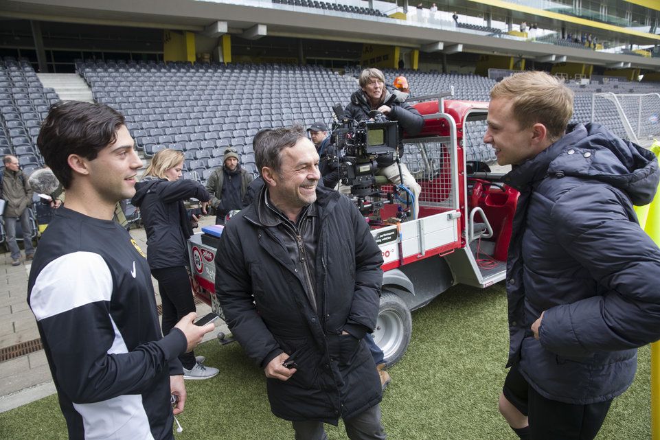 Entspannt im Stade de Suisse: Co-Darsteller Aaron Altaras, Regisseur Marcel Gisler und Hauptdarsteller Max Hubacher (von links). Auf dem Wagen: Kamerafrau Sophie Maintigneux.
