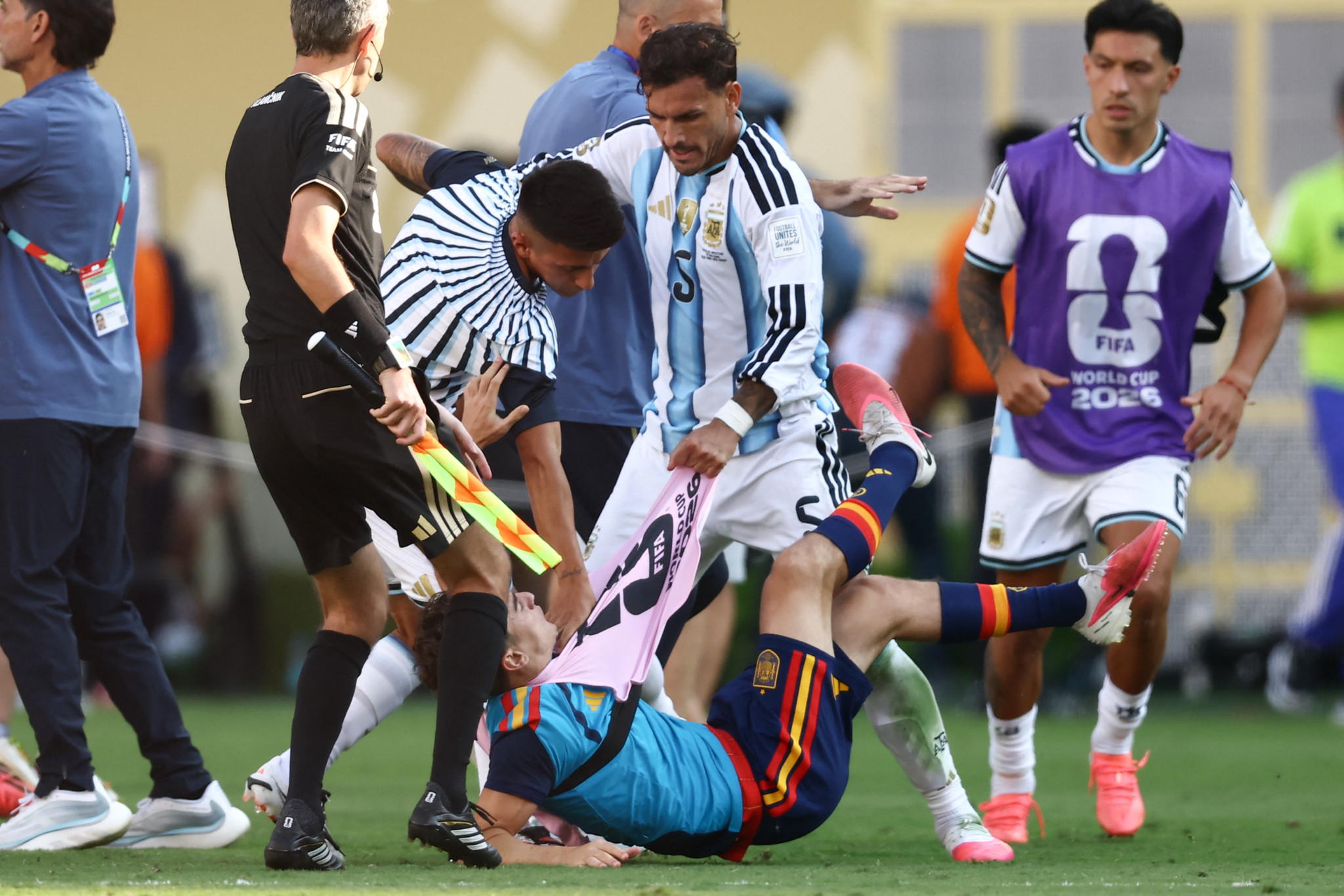 Finale du Mondial 2026: Les Argentins Paredes et Molina lourdement suspendus par la FIFA