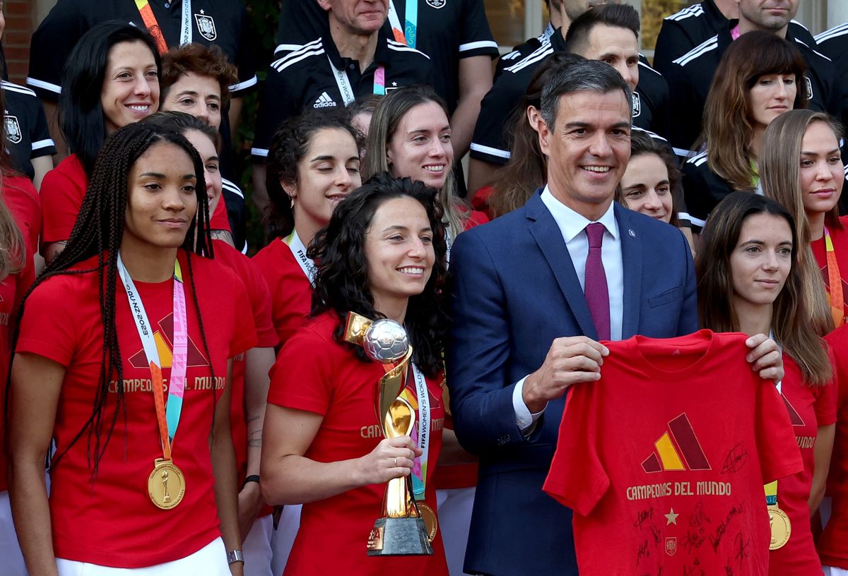 Pedro Sanchez entouré des joueuses de la sélection espagnole, sacrée championne du monde le 20 août.