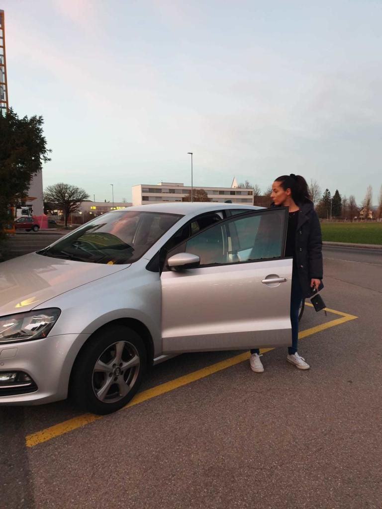 «Le tout est tombé un parking», confiait-elle jeudi dernier à 20 Minuten, en faisant appel à l'honnêteté des gens et en promettant une récompense à la bonne âme qui lui ramènerait son précieux pécule. Relayée sur les réseaux sociaux, l'histoire à déchaîné les foudres des «haters».