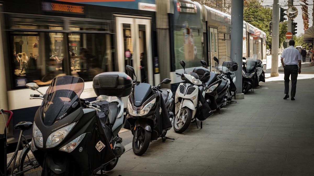 À Lucerne vous paierez 60 centimes par heure pour stationner votre deux roues. Genève ne compte pas suivre cet exemple, mais a l’intention de mettre fin au stationnement sauvage des scooters et motos. 