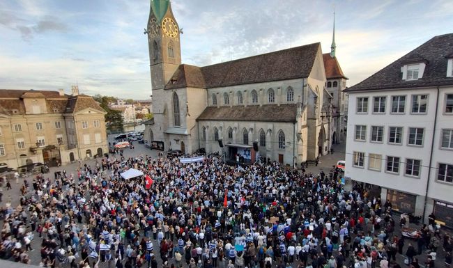 Kundgebung wie diese für Israel am Münsterhof am 10. Oktober sind kommendes Wochenende in Bern, Basel und Zürich verboten. 
