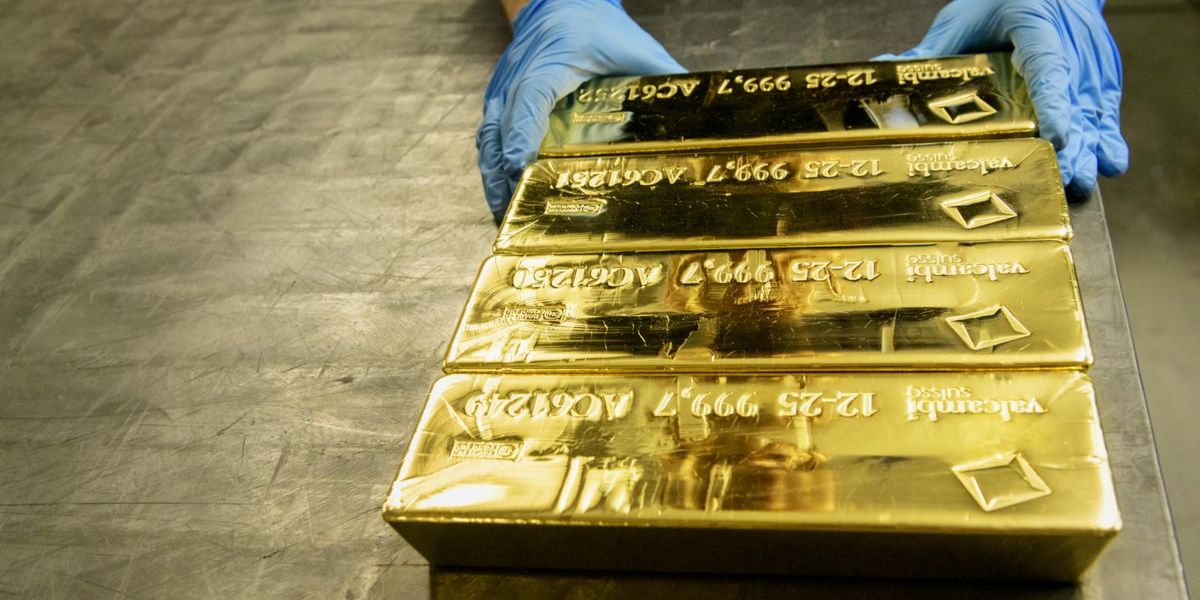Gold Prices Surge as Falling Oil Prices Lower Inflation Expectations