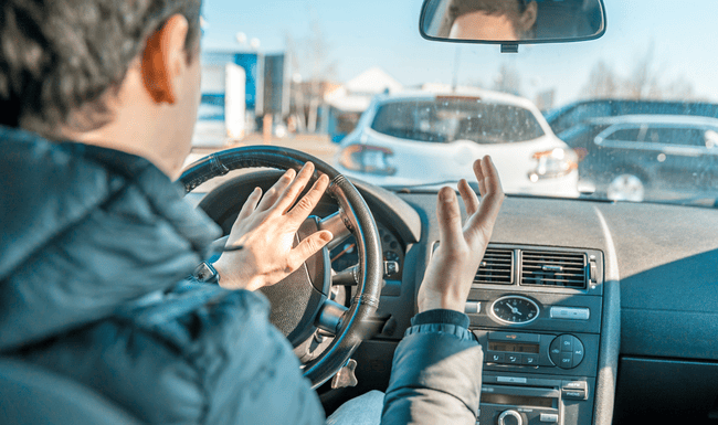 Man sitzt in einem Auto.