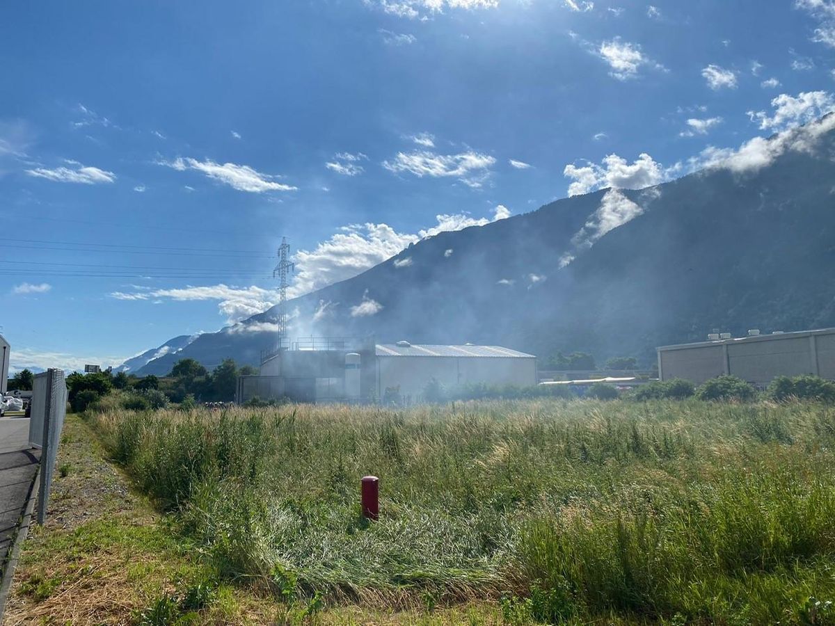 Le tronçon a été bouclé car la fumée peut incommoder les automobilistes, a indiqué la police valaisanne.