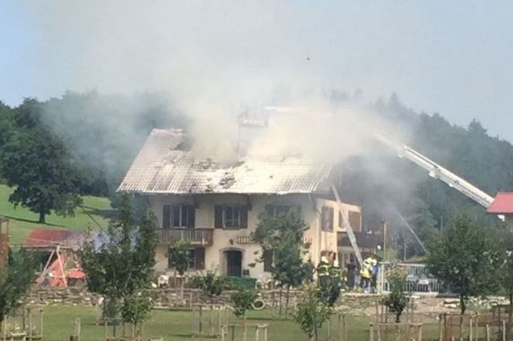 Le toit d'une maison pris par les flammes