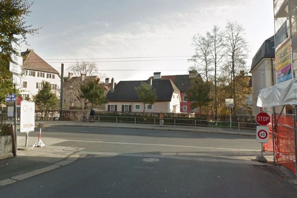 Elle roule sur le pied d'une fillette de trois ans