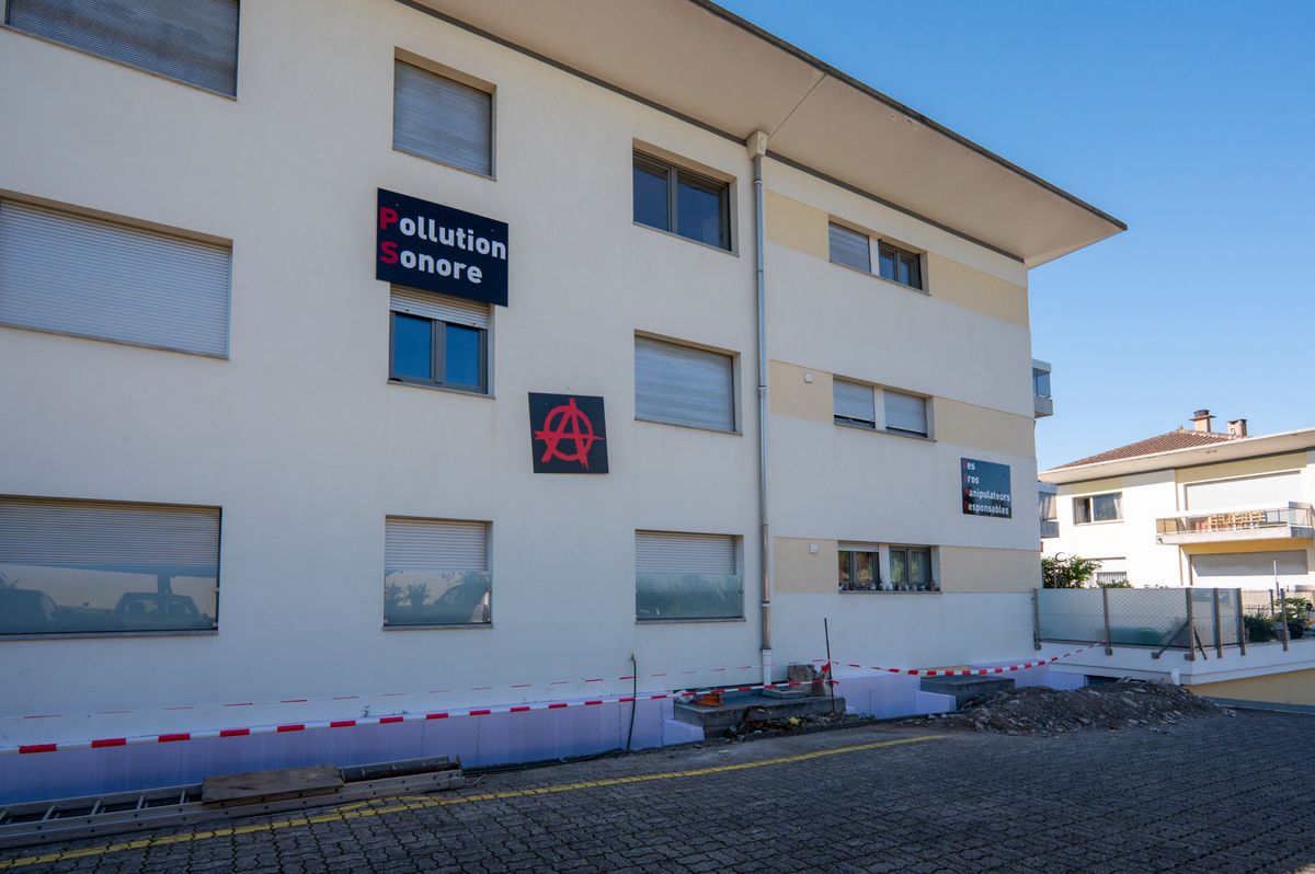 Vevey, le lundi 24 juin 2024. À Saint-Légier, un propriétaire excédé contre le bruit de la route décore son immeuble de slogans chocs. (Marie-Lou Dumauthioz/24heures)