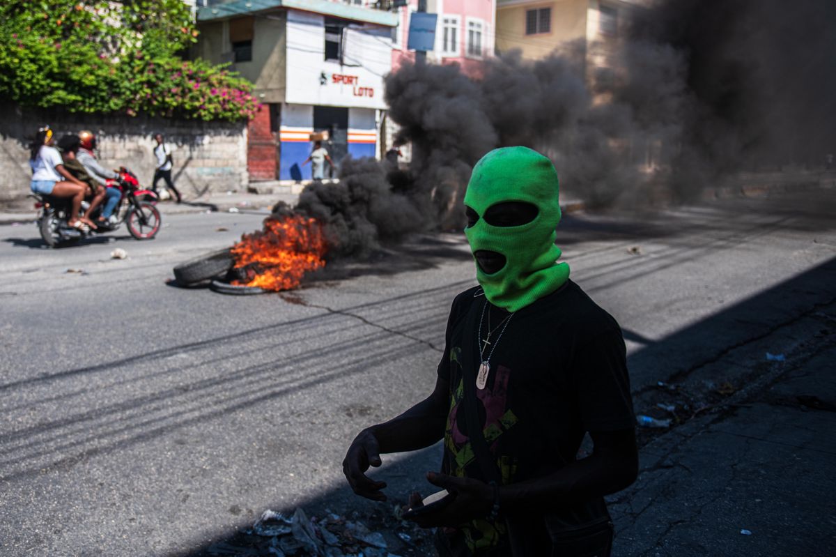epa11192516 A hooded man is seen on the streets, in Port-au-Prince, Haiti, 01 March 2024, a day after gang violence left at least five dead and twenty injured. According to the latest report from the Haitian Police Union, there are five officers who died on 29 February and whose bodies have not yet been recovered. Initially, it was reported that four police officers lost their lives when armed gangs attacked a police station in Bon Repos, in Canaan, in the north of the capital.  EPA/Johnson Sabin