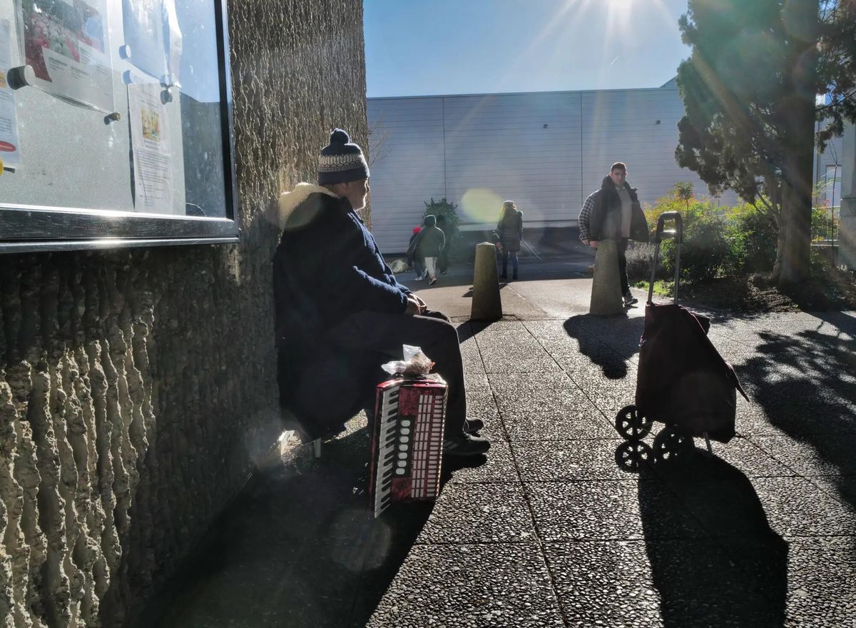 Affaires d’un mendiant détruites: deux policiers suspendus à Meyrin
