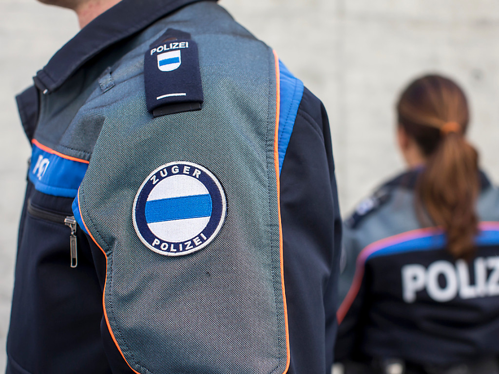 Zwei polizeiliche Sicherheitsassistenten der Zuger Polizei hielten am Mittwoch einen Autofahrer in einem gestohlenen Auto an. (Symbolbild)