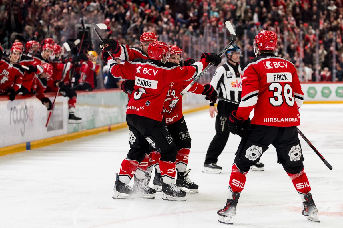 Joie LHC apres le 2-1 de Robin Kovacs (LHC), Christian Djoos (LHC), Jason Fuchs (LHC), Lukas Frick (LHC), pendant l'acte 4 entre le Lausanne Hokey Club et les ZSC Lions comptant pour la finale du championnat de National League, le mardi 23 avril 2024 a la Vaudoise Arena, a Lausanne (Bastien Gallay / GallayPhoto)