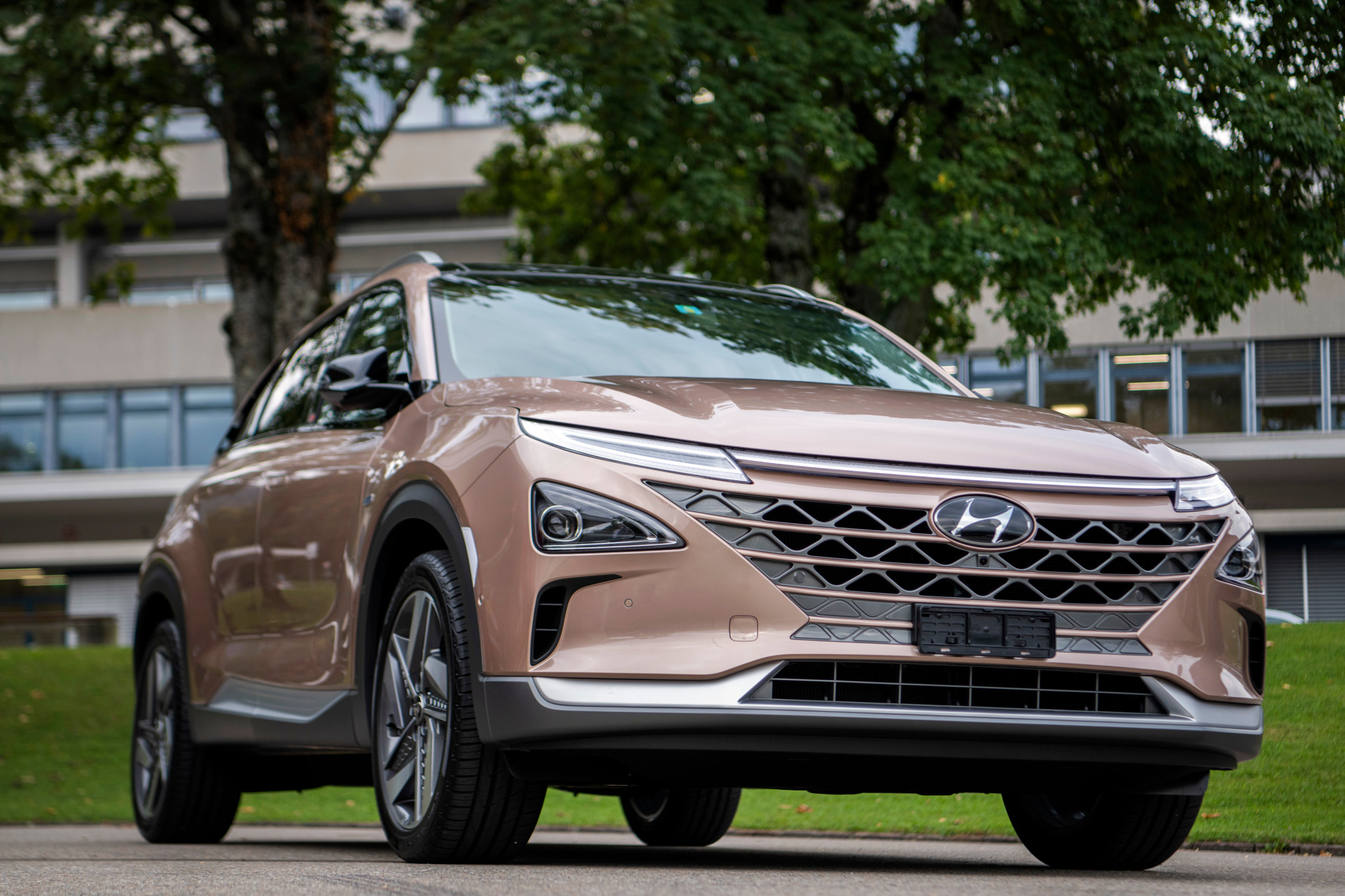 Hyundai-Wasserstoffauto, präsentiert von Regierungsrat Mario Fehr auf dem Gelände des Strassenverkehrsamts Zürich.