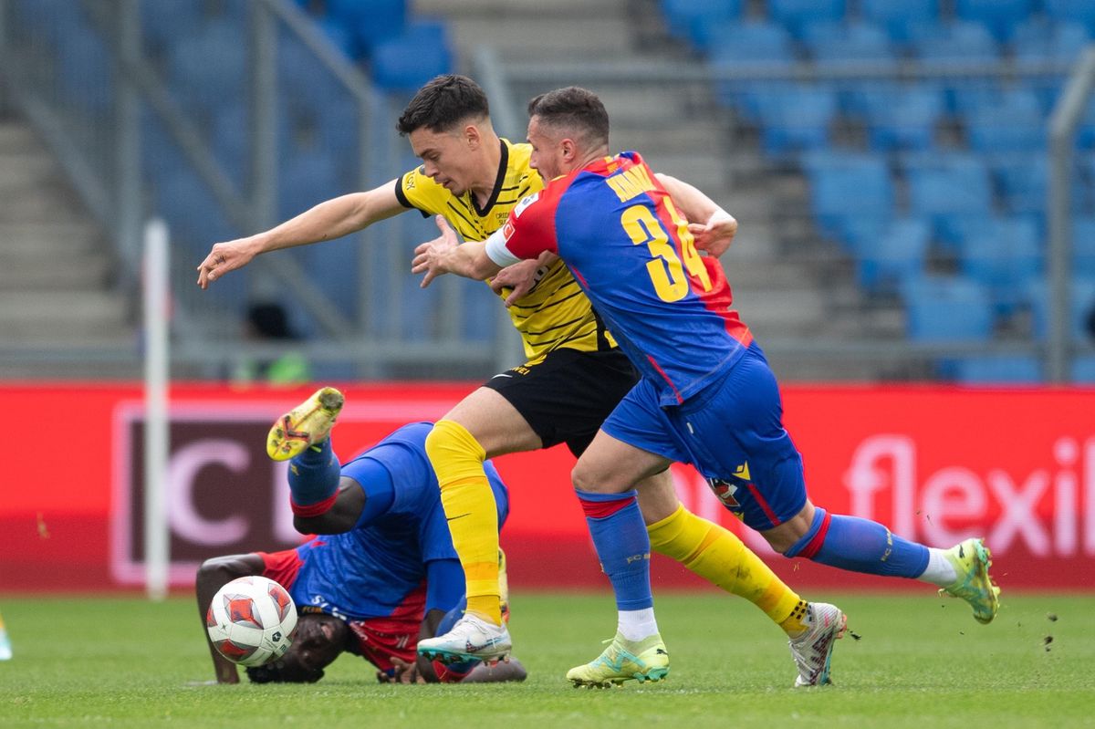 Die Berner Fans vor dem Stadion
