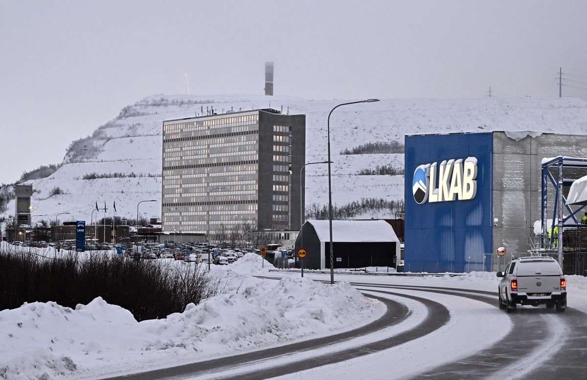 Exploitée par la compagnie d’État suédoise LKAB et située sous la ville de Kiruna, non loin du cercle arctique, la plus importante mine de fer souterraine au monde a annoncé jeudi avoir identifié un gisement qui pourrait receler «un million de tonnes de terres rares», un minerai stratégique dont les neuf dixièmes des approvisionnements de l’industrie européenne proviennent de Chine.