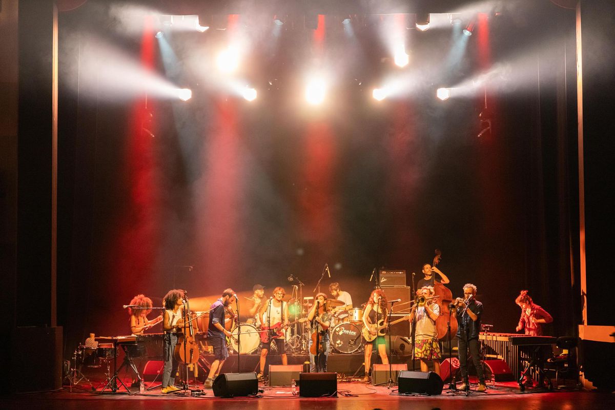 Genève, 18 juin 2021, l'Orchestre Tout Puissant Marcel Duchamp joue sur la scène de l'Alhambra pour la Fête de la musique. 