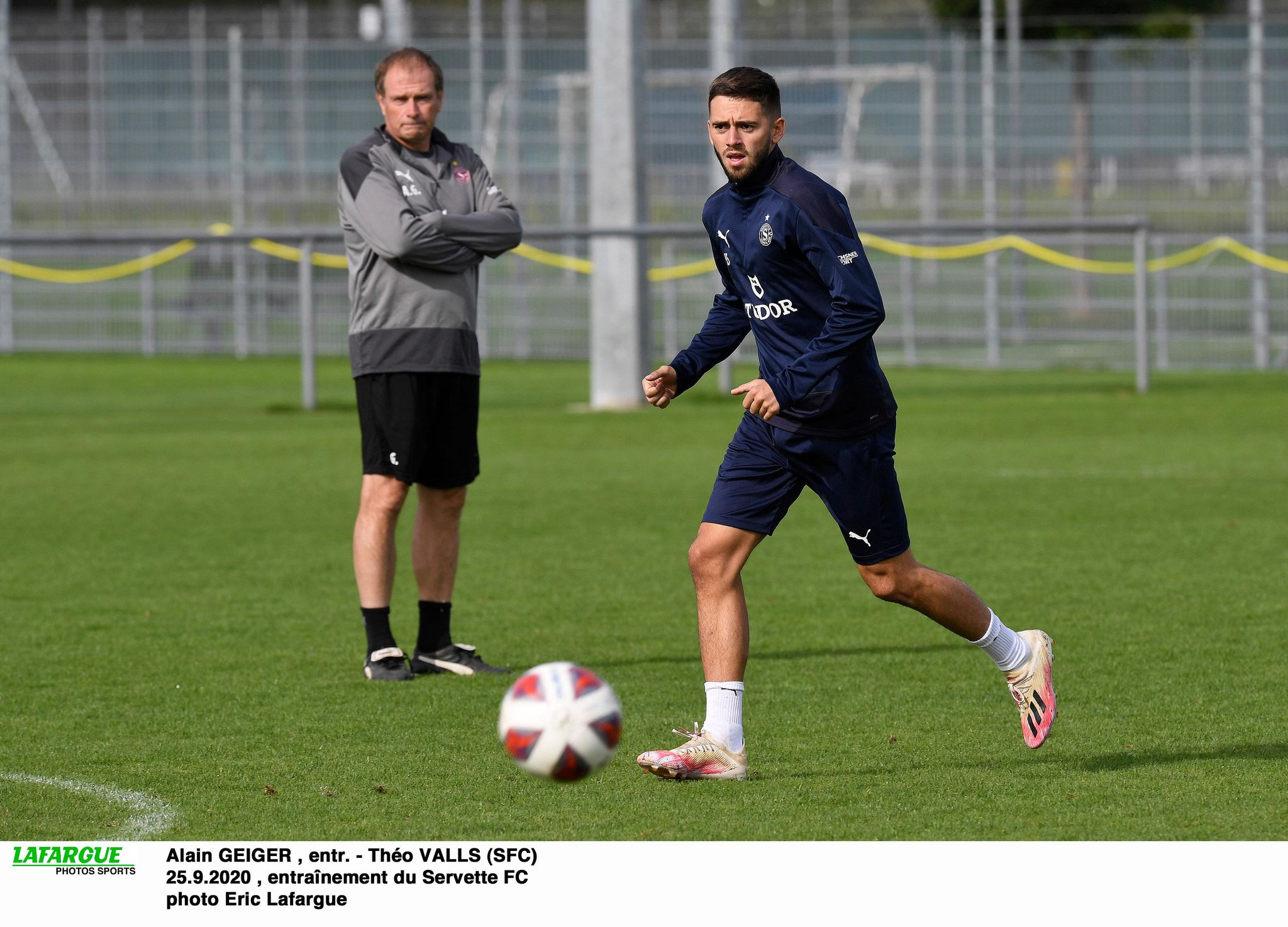 Théo Valls à l’entraînement, sous l’œil attentif d’Alain Geiger. Un milieu de terrain très prometteur pour Servette.