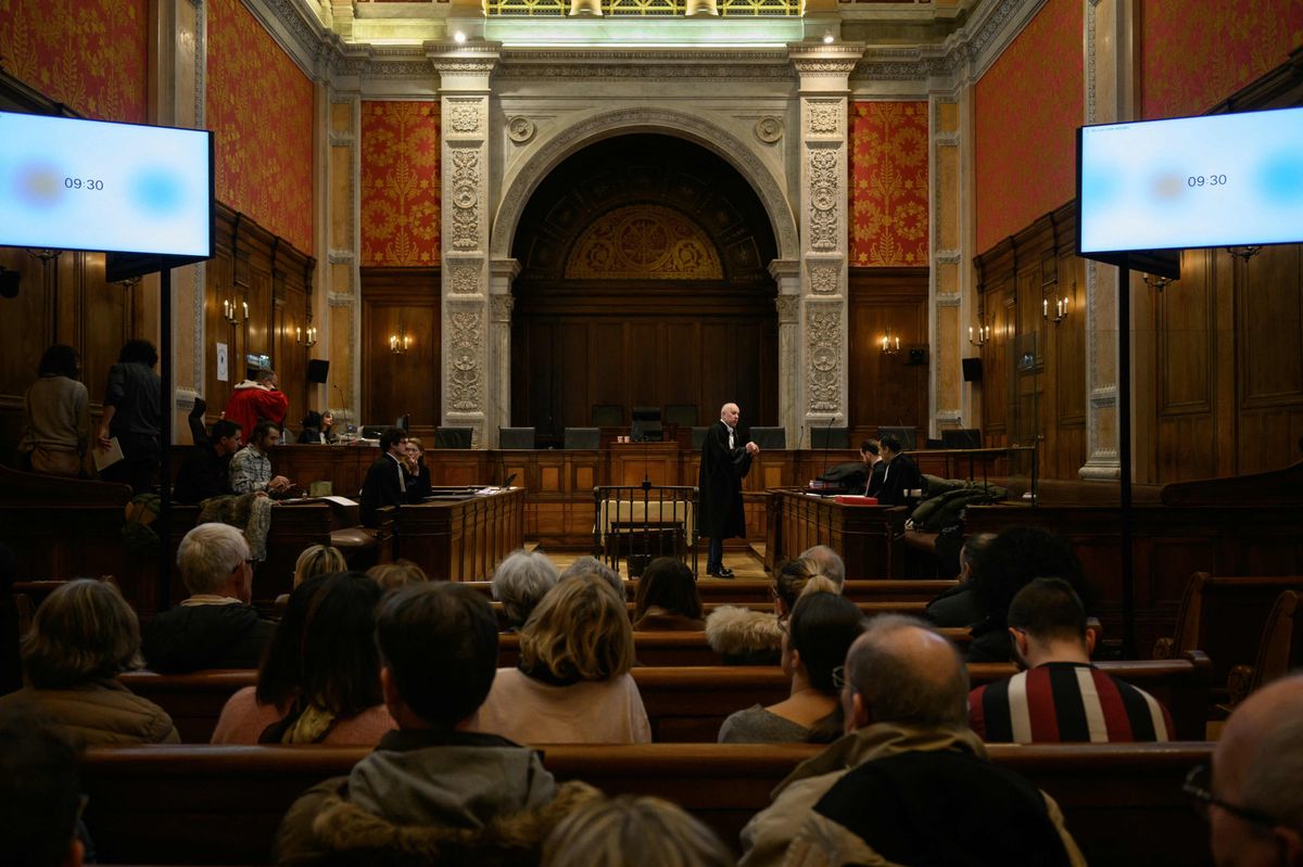 Judicial staff, lawyers and audience wait for the start of the opening day of a trial for the 2017 robbery of a cash transport van in Switzerland worth an estimated 40 million Swiss Francs, at the courtroom of Lyon's courthouse on January 22, 2024. The trial, which has been postponed twice, is due to begin in the absence of three of the six defendants, who are still wanted. The six accused, aged 39 to 54 and mostly from the Lyon region, were arrested in a villa in Haute-Savoie, a few hours after the nighttime attack. (Photo by JEFF PACHOUD / AFP)