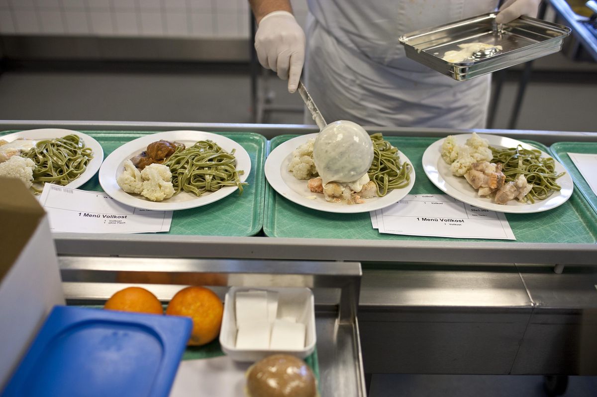 Comme ici à l’hôpital psychiatrique de Rheinau, près de Zurich, le CHUV sert des milliers de repas par jour. (KEYSTONE/Gaetan Bally)