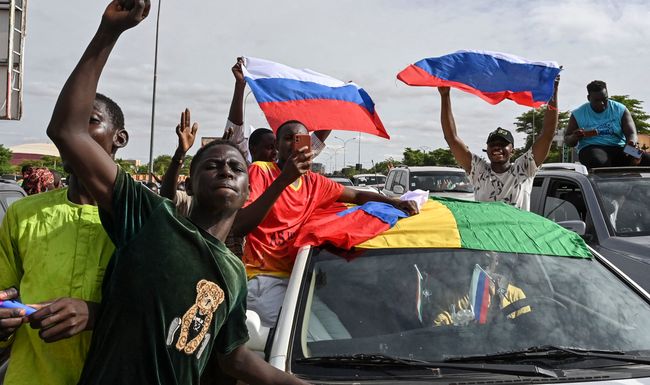 Anhänger der Militärjunta schwenken auch russische Flaggen. Warum, ist nicht geklärt. (6. August 2023) 