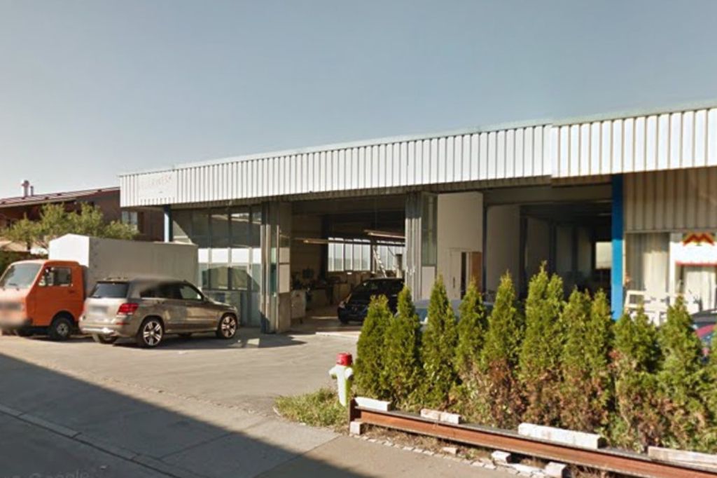 Un homme découvert mort dans une carrosserie