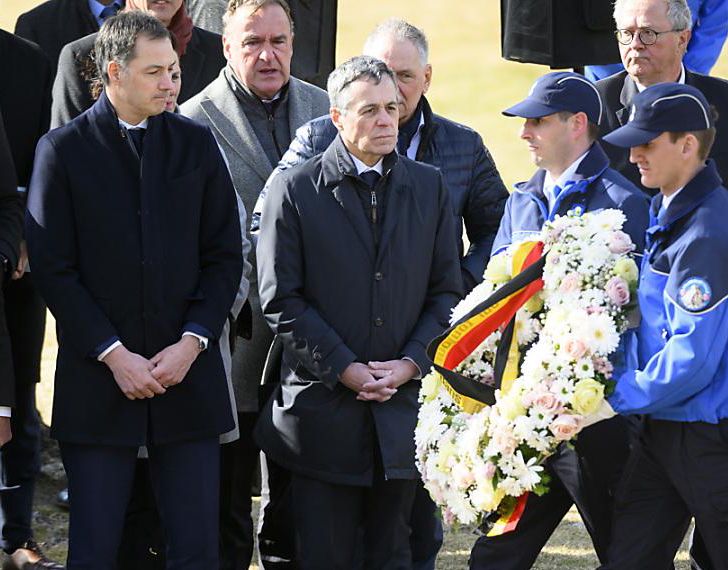 Sept couronnes de fleurs aux couleurs de chacun des trois pays, du canton du Valais et des trois villes réunies dans ce drame ont été déposées.