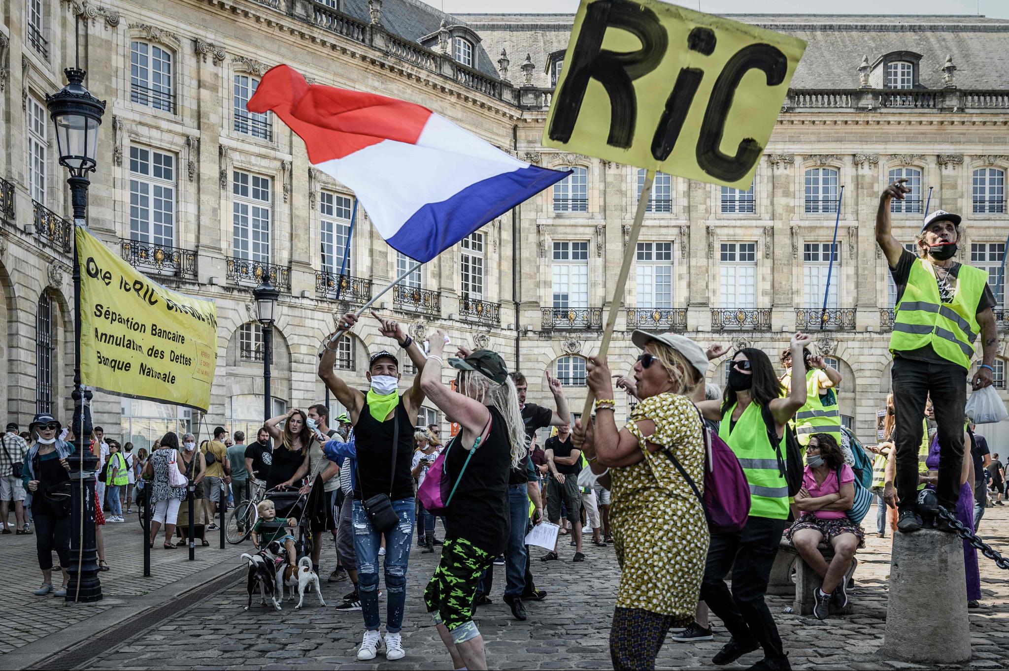 La crise des gilets jaunes (ici une manifestation à Bordeaux) emblématique d’un imaginaire qui oppose un peuple victime à un président roi indigne.