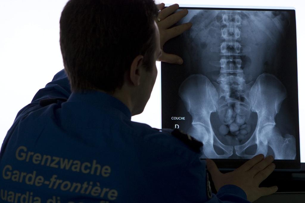 Immer wieder erwischt die Polizei Drogenkuriere, die Betäubungsmittel in ihrem Körper – meist in Beuteln im Magen – mit sich führen. Am Sonntag gingen den Beamten zwei Personen aus Brasilien ins Netz.