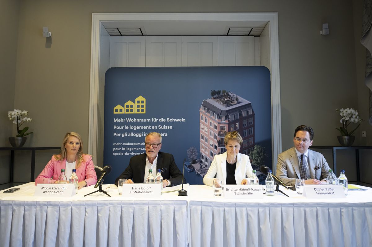 Weniger Bürokratie soll die Verdichtung in der Schweiz beschleunigen: Nicole Barandun, Stiftungsrätin der Stiftung Bauen und Wohnen, Hans Egloff, Präsident des Hauseigentümerverbandes Schweiz (HEV), Brigitte Häberli-Koller, Vizepräsidentin HEV, und Olivier Feller, Generalsekretär Federation romande immobiliere (von links) präsentieren ihre Pläne zur Bekämpfung Wohnungsknappheit. 