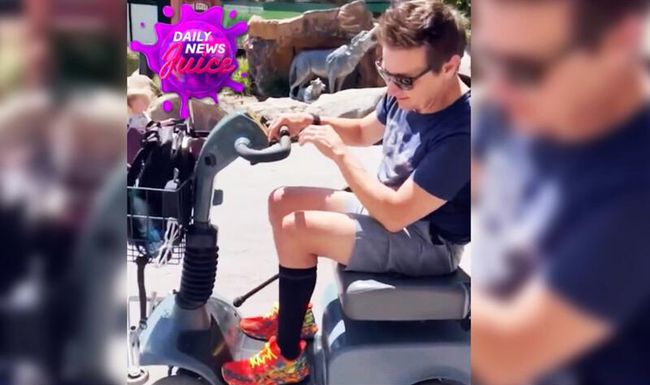 Jeremy Renner feiert im Seniorenroller