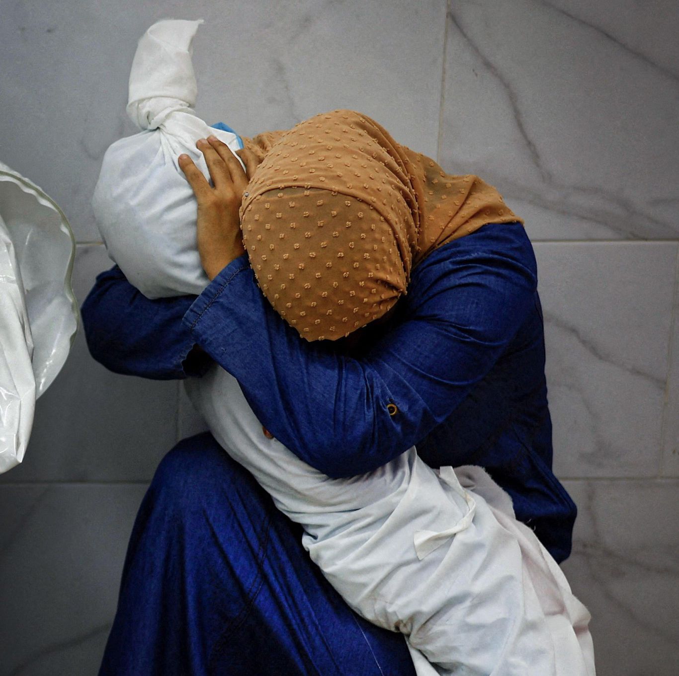 Une femme palestinienne serre dans ses bras le corps de sa nièce de 5 ans, tuée lors d’une frappe israélienne, à l’hôpital Nasser de Khan Younis, dans le sud de la bande de Gaza, le 17 octobre 2023.