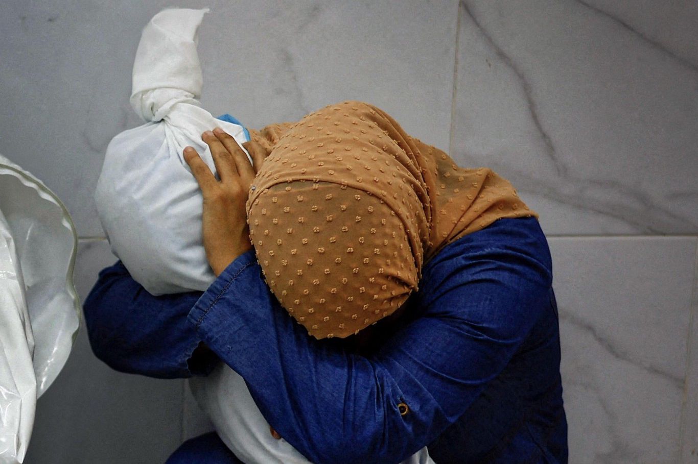 Une femme palestinienne serre dans ses bras le corps de sa nièce de 5 ans, tuée lors d’une frappe israélienne, à l’hôpital Nasser de Khan Younis, dans le sud de la bande de Gaza, le 17 octobre 2023.