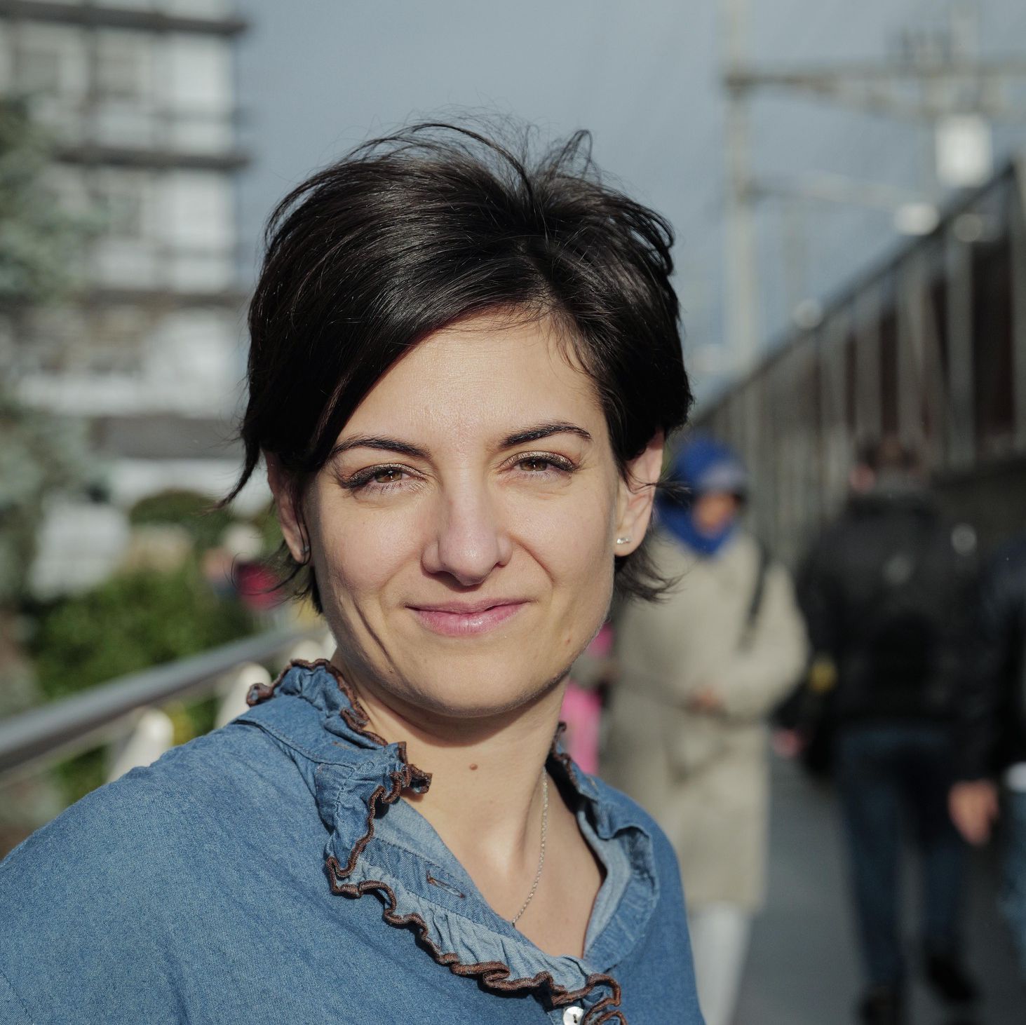 Marie Met-Domestici, présidente ad-interim de l’association des conseillers en génétique en Suisse, debout à l’extérieur à Genève.