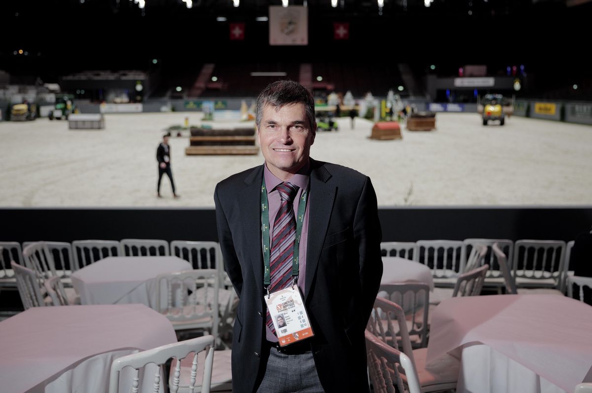 Gérard Lachat, responsable au CHI de Genève, devant une piste équestre au Palexpo à Genève, le 13 décembre 2024.