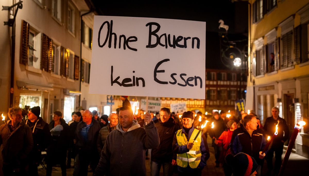 Die Bauern protestieren mit einer Mahnwache auf dem Lindenplatz am Freitag, 1. MAerz 2024, in Buelach. Foto: Christian Merz